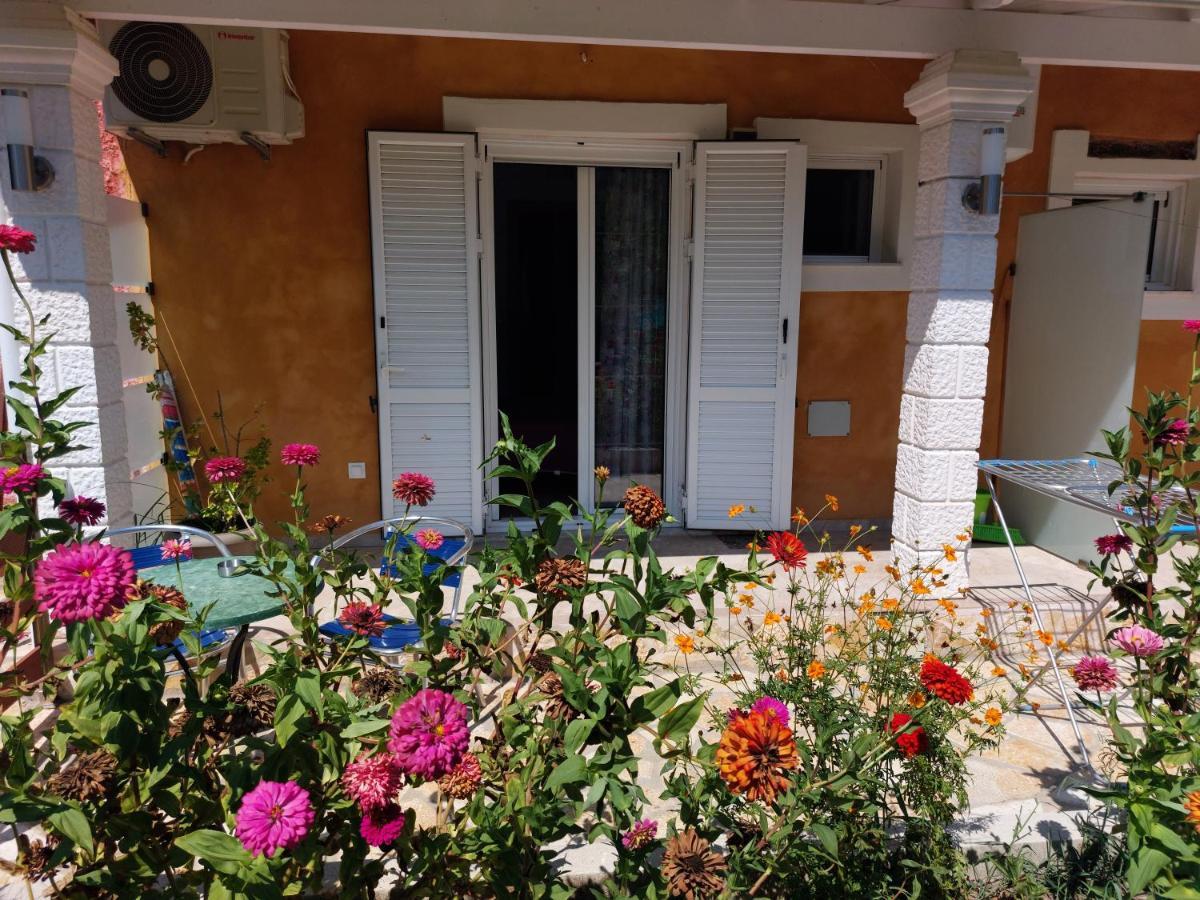 Iris Apartment Near Corfu Town Kontokali Exterior photo